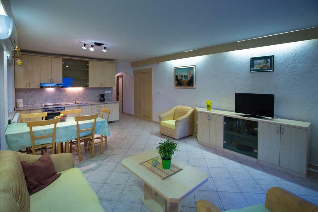 Apartmani Fuza Rab Supetarska Draga Ngoại thất bức ảnh